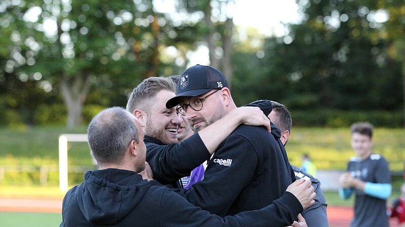 Jan Gernlein entlassen: Warum der FC Eintracht die Reißleine zog Der Regionalliga-Klassenerhalt 2024 war sein größter Erfolg mit dem FC Eintracht: Jan Gernlein (Mitte) musste nach turbulenten Tagen kurz vor dem Bayernliga-Spiel in Großschwarzenlohe gehen.