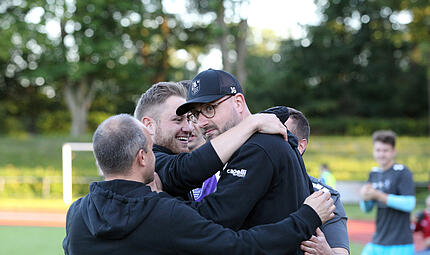Der Regionalliga-Klassenerhalt 2024 war sein gr&ouml;&szlig;ter Erfolg mit dem FC Eintracht: Jan Gernlein (Mitte) musste nach turbulenten Tagen kurz vor dem Bayernliga-Spiel in Gro&szlig;schwarzenlohe gehen.
