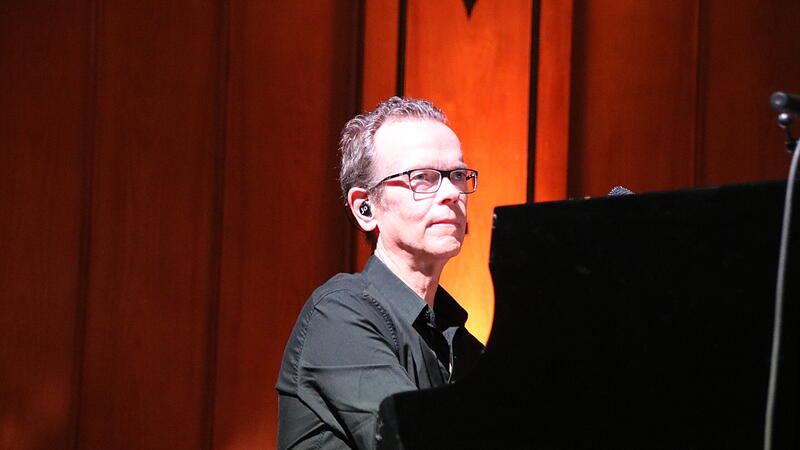 Sein "Lebensgef&auml;hrte", zumindest auf der B&uuml;hne: Pianist Jo Barnikel.