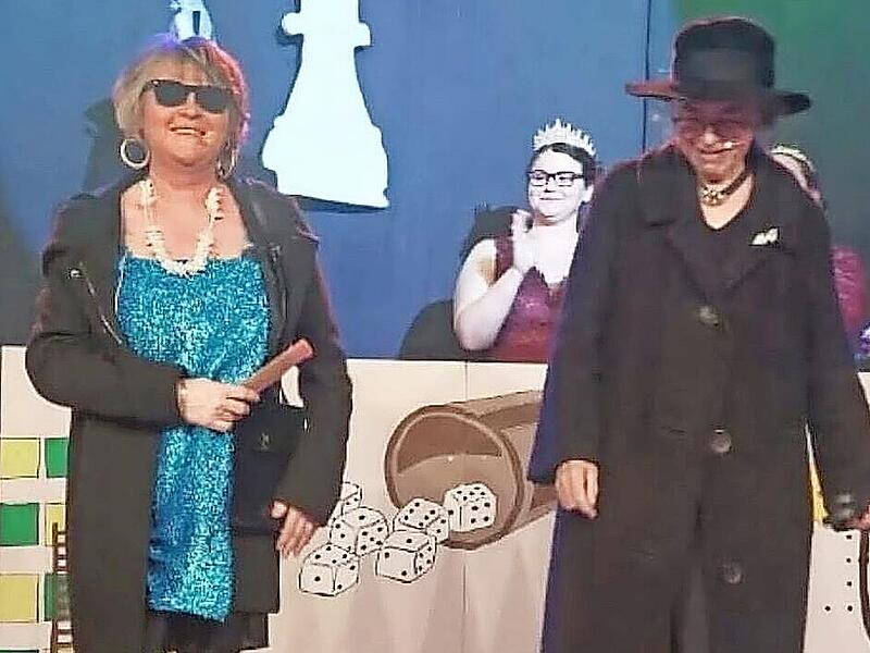 Karin Haut (links) und Monika M&uuml;hleck standen als &bdquo;trauernde Witwen&ldquo; auf der B&uuml;hne des FCSH.