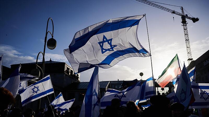 Berlin am vergangenen Wochenende: Bei einer Demonstration gegen Antisemitismus wehten viele israelische Fahnen. Berlin am vergangenen Wochenende: Bei einer Demonstration gegen Antisemitismus wehten viele israelische Fahnen.
