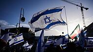 Berlin am vergangenen Wochenende: Bei einer Demonstration gegen Antisemitismus wehten viele israelische Fahnen. Berlin am vergangenen Wochenende: Bei einer Demonstration gegen Antisemitismus wehten viele israelische Fahnen.