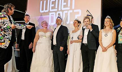 Bei &bdquo;Wetten dass&ldquo; gelang es, zehn ehemalige Maroldsweisacher Prinzenpaare aus den letzten 20 Jahren in ihren Originalkost&uuml;men auf die B&uuml;hne zu bringen.