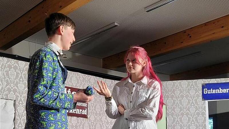 Was tun, wenn die verstorbene Ehefrau nicht aus der Wohnung weichen will? Szene aus dem St&uuml;ck der Theater AG der Realschule Ebern.