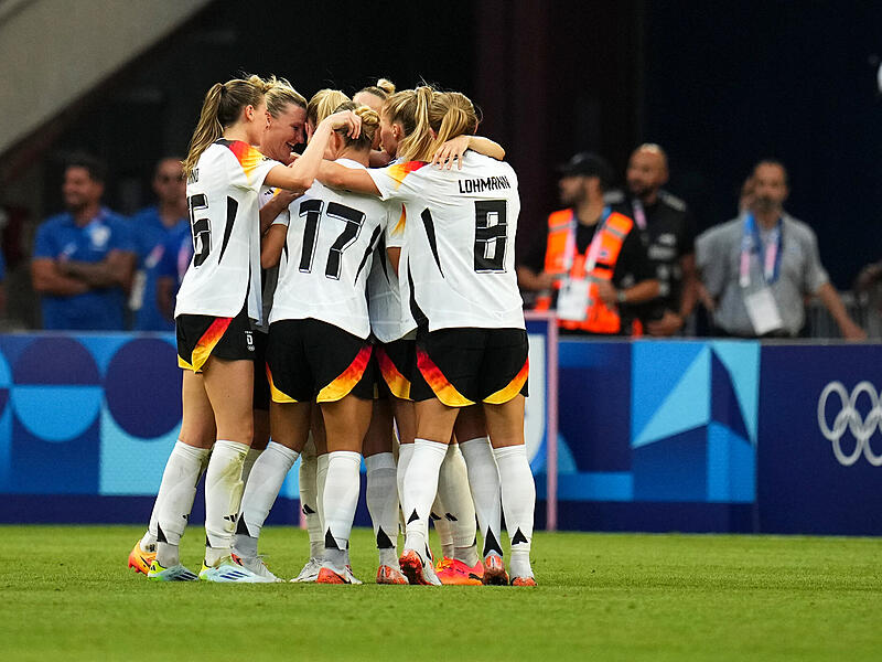 Klara B&uuml;hl (Nummer 17) darf mit ihren DFB-Kolleginnen den Halbfinal-Einzug bei Olympia bejubeln.
