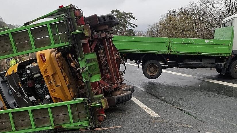 Nach dem Unfall ist die komplette Fahrbahn blockiert.