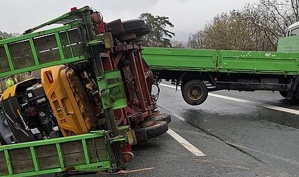 Nach dem Unfall ist die komplette Fahrbahn blockiert.