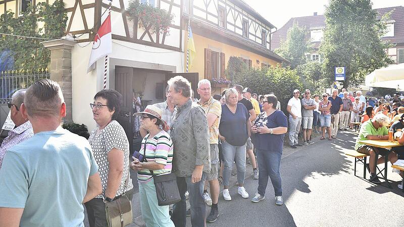 Unfinden hatte am Sonntag, 21. August, zum Weinfest guten Besuch. Die Gäste standen Schlange für ein Stück Zwiebelkuchen.