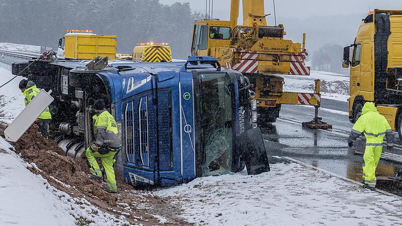 Das Bergungsteam hebt den Lastwagen nach dem Unfall bei Pommersfelden hoch. Das Bergungsteam hebt den Lastwagen nach dem Unfall bei Pommersfelden hoch.