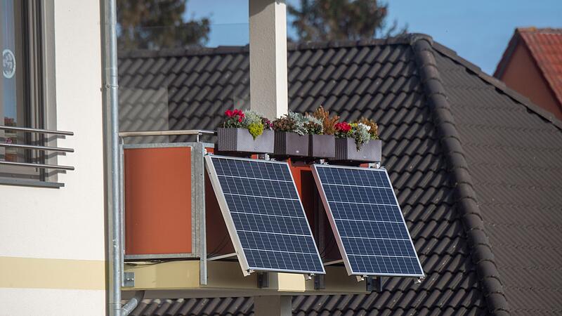 Kleines Balkonkraftwerk an einem Balkon