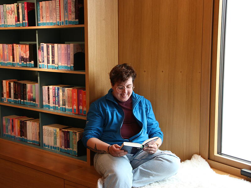 Cindy Paulus, Leiterin der Hammelburger Stadtbibliothek, stellt drei ihrer Lieblingsb&uuml;cher vor.
