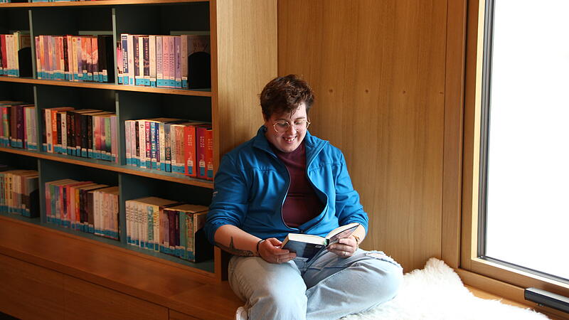 Cindy Paulus, Leiterin der Hammelburger Stadtbibliothek, stellt drei ihrer Lieblingsb&uuml;cher vor.