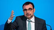 Bayerns Gesundheitsminister Klaus Holetschek (CSU) fürchtet einen Flickenteppich bei den Corona-Regeln. Bayerns Gesundheitsminister Klaus Holetschek (CSU) fürchtet einen Flickenteppich bei den Corona-Regeln.