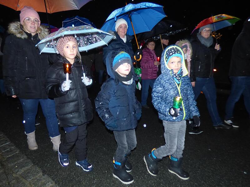 An der Lichterprozession nahmen auch zahlreiche Kinder mit ihren Kerzen teil.Forchheim & Fränkische Schweiz An der Lichterprozession nahmen auch zahlreiche Kinder mit ihren Kerzen teil.Forchheim & Fränkische Schweiz