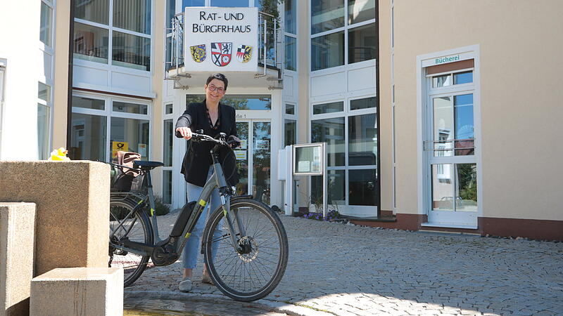 Monika Tremel radelt regelmäßig zum Rathaus in Kalchreuth. Dort sitzt sie im Gemeinderat. Monika Tremel radelt regelmäßig zum Rathaus in Kalchreuth. Dort sitzt sie im Gemeinderat.