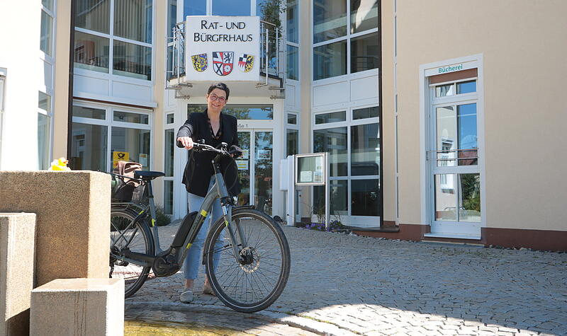 Monika Tremel radelt regelmäßig zum Rathaus in Kalchreuth. Dort sitzt sie im Gemeinderat. Monika Tremel radelt regelmäßig zum Rathaus in Kalchreuth. Dort sitzt sie im Gemeinderat.