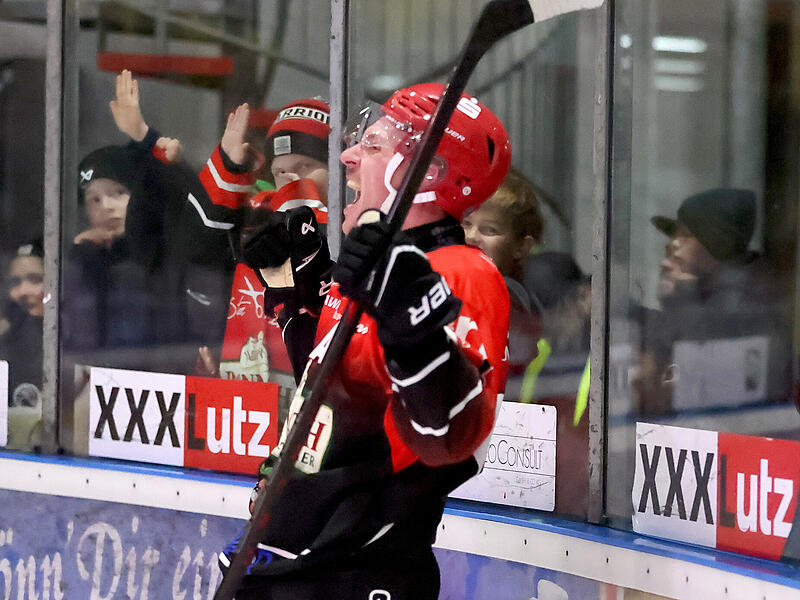 Ein jubelnder Michael Breyer nach seinem ersten Pflichtspieltreffer für die Hawks beim Heimspiel gegen den EHC Straubing. Der 29-Jährige Pegnitz-Rückkehrer freut sich auf das erste „Wochenend-Doppel“ seiner Hawks gegen den EV Moosburg und bei den „Chiefs“ in Trostberg.