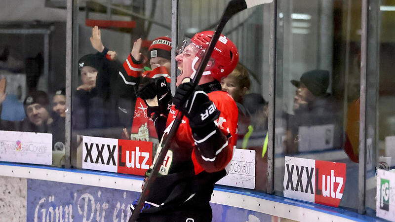Ein jubelnder Michael Breyer nach seinem ersten Pflichtspieltreffer für die Hawks beim Heimspiel gegen den EHC Straubing. Der 29-Jährige Pegnitz-Rückkehrer freut sich auf das erste „Wochenend-Doppel“ seiner Hawks gegen den EV Moosburg und bei den „Chiefs“ in Trostberg.