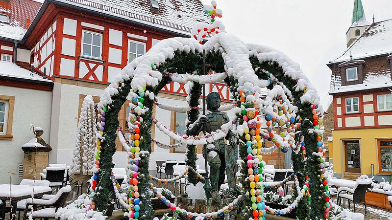 Plötzlich kam der Schnee: Der Osterbrunnen auf dem Marktplatz