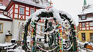 Plötzlich kam der Schnee: Der Osterbrunnen auf dem Marktplatz