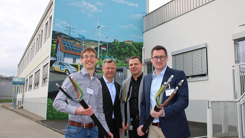 Erdkabel in verschiedenen Stärken präsentieren die Bayernwerk-Mitarbeiter (von links) Christoph Bold (Teamleiter Planung in Fuchsstadt), Bernd Göttlicher (Leiter Kommunalbetreuung), Stephan Engelbrecht (Leiter Planung, Bau und Betrieb) sowie Micha... Erdkabel in verschiedenen Stärken präsentieren die Bayernwerk-Mitarbeiter (von links) Christoph Bold (Teamleiter Planung in Fuchsstadt), Bernd Göttlicher (Leiter Kommunalbetreuung), Stephan Engelbrecht (Leiter Planung, Bau und Betrieb) sowie Micha...