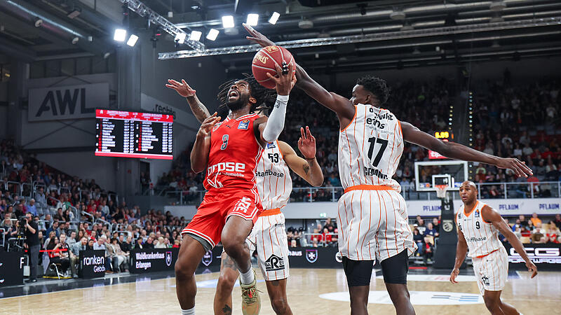 Kaum ein Durchkommen gab es für die Bamberg Baskets um Malik Johnson (mit Ball) gegen die Chemnitzer um Tylor Ongwae. Kaum ein Durchkommen gab es für die Bamberg Baskets um Malik Johnson (mit Ball) gegen die Chemnitzer um Tylor Ongwae.