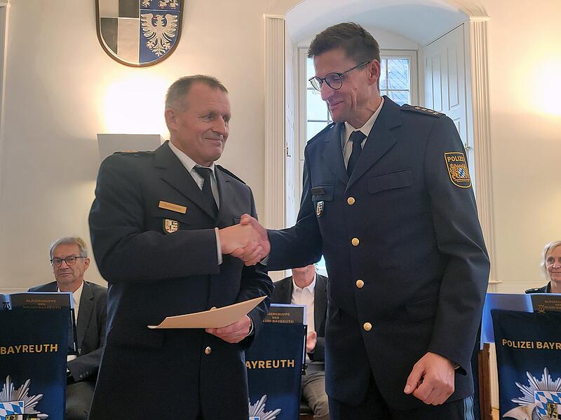 Polizeipräsident Armin Schmelzer (links) führte den neuen Kulmbacher Polizeichef Jürgen Stadter in sein Amt ein. Alexander Hartmann Polizeipräsident Armin Schmelzer (links) führte den neuen Kulmbacher Polizeichef Jürgen Stadter in sein Amt ein. Alexander Hartmann