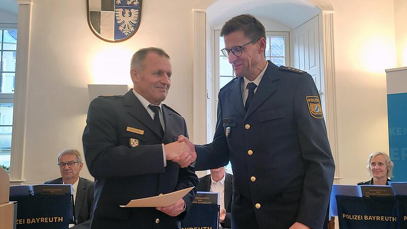 Polizeipräsident Armin Schmelzer (links) führte den neuen Kulmbacher Polizeichef Jürgen Stadter in sein Amt ein. Alexander Hartmann Polizeipräsident Armin Schmelzer (links) führte den neuen Kulmbacher Polizeichef Jürgen Stadter in sein Amt ein. Alexander Hartmann