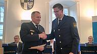 Polizeipräsident Armin Schmelzer (links) führte den neuen Kulmbacher Polizeichef Jürgen Stadter in sein Amt ein. Alexander Hartmann Polizeipräsident Armin Schmelzer (links) führte den neuen Kulmbacher Polizeichef Jürgen Stadter in sein Amt ein. Alexander Hartmann