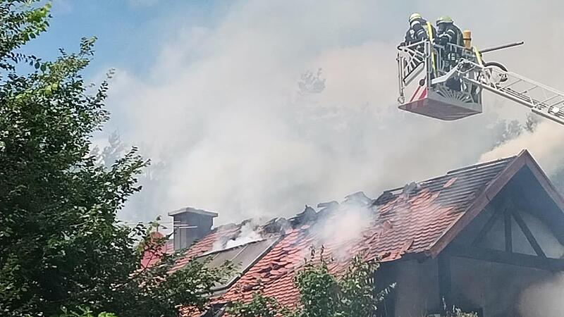 Zwei Drehleitern, &uuml;ber hundert Einsatzkr&auml;fte &ndash; der Einsatz  forderte einiges von den freiwilligen Kr&auml;ften.