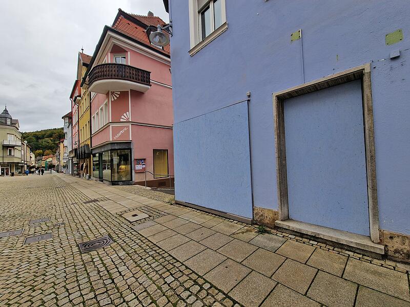 Verrammelt und vernagelt: Schaufenster und Eingang eines leerstehenden Ladens in der Ludwigstraße. Das Projekt „Highstreet Ludwigstraße“ will dem Leerstand mit neuen Ideen begegnen.