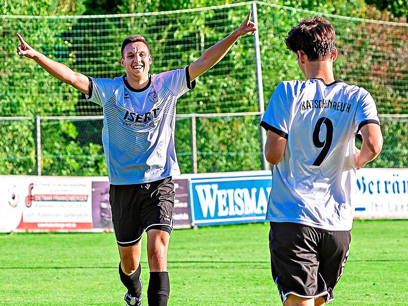 Tom Haas (links) feiert mit dem Torschützen Jonas Rosa den entscheidenden Treffer zum Heimsieg. Tom Haas (links) feiert mit dem Torschützen Jonas Rosa den entscheidenden Treffer zum Heimsieg.