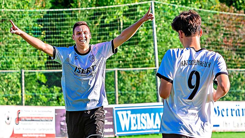 Tom Haas (links) feiert mit dem Torsch&uuml;tzen Jonas Rosa den entscheidenden Treffer zum Heimsieg.