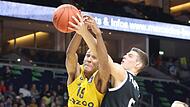 Louis Olinde vom deutschen Meister Alba Berlin (l.) k&auml;mpft gegen den Hamburger Christoph Philipps um den Ball. Im Er&ouml;ffnungsspiel der Basketball-Bundesliga zeigte der Ex-Bamberger mit 14 Punkten und vier Rebounds eine gute Leistung.