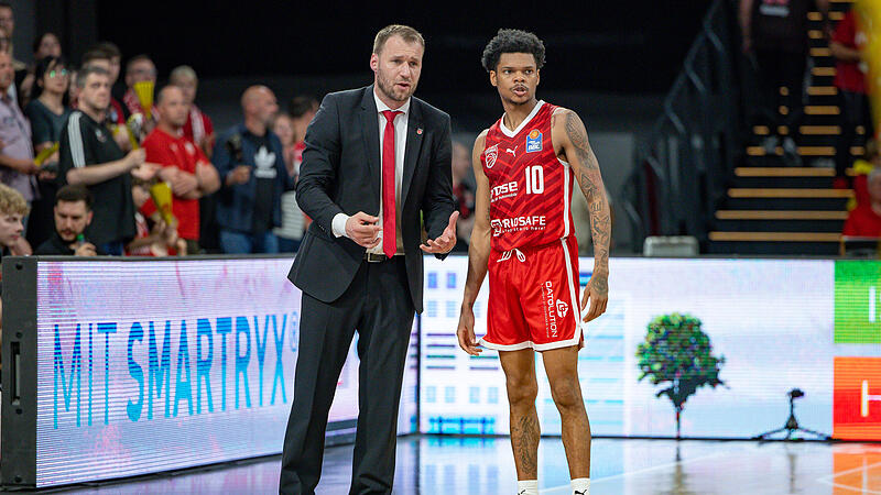 Headcoach Anton Gavel (li.) und sein Point Guard Ronaldo Segu werden in der kommenden Saison nicht mehr zusammenarbeiten. Für den 26-jährigen Spieler haben die Bamberg Baskets nun einen neuen Spieler verpflichtet.