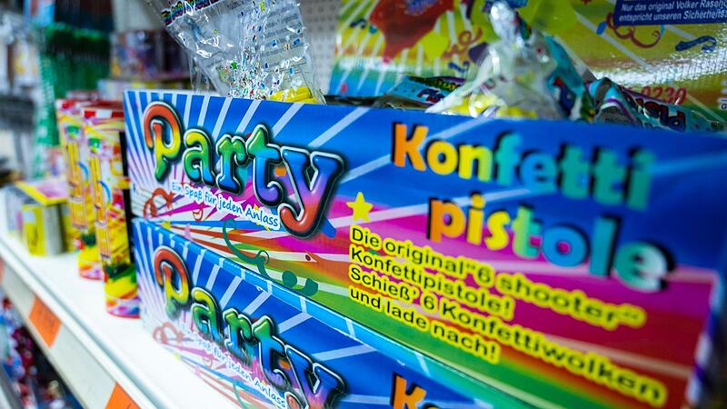 Das zweite Jahr in Folge dürfen in Deutschland keine Raketen, keine Böller und keine Feuerwerks-Batterien für Silvester verkauft werden. Das zweite Jahr in Folge dürfen in Deutschland keine Raketen, keine Böller und keine Feuerwerks-Batterien für Silvester verkauft werden.