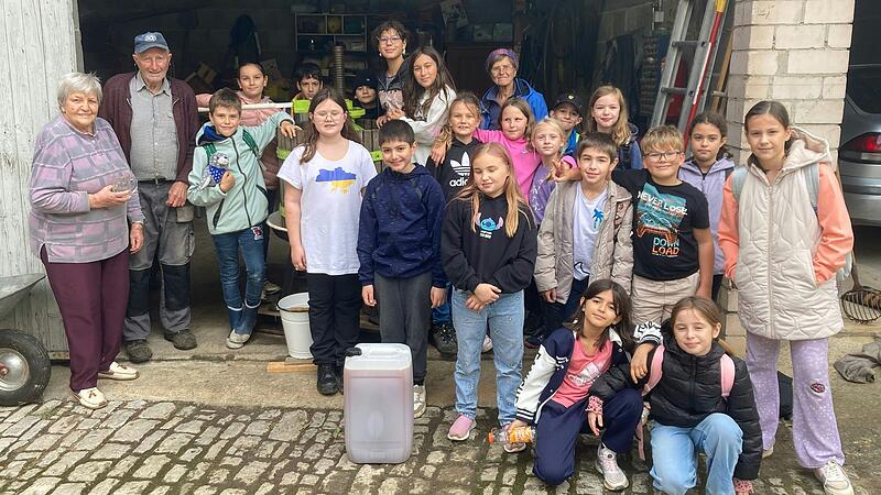 Das Bild zeigt Hans Biener und seine Lebensgef&auml;hrtin Mina Buckel gemeinsam mit den flei&szlig;igen Kindern der 4c nach getaner Arbeit. Ein rundum gelungener Wandertag, der den Kindern die Natur und die Arbeitsschritte der Saftherstellung n&auml;herbrachte.