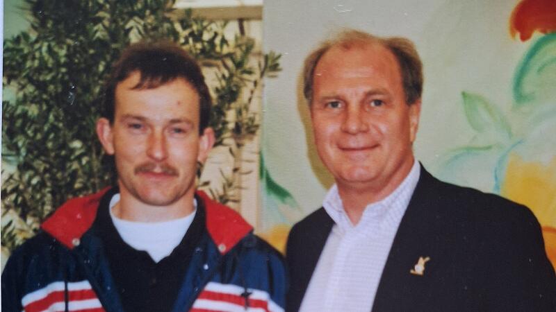 Michael Lang (l.) mit seiner Tochter Jasmin beim Besuch von Bayern-Legende Uli Hoene&szlig; in Kronach 2002.