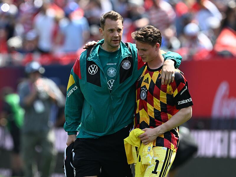 Manuel Neuer und Jonas Urbig Manuel Neuer und Jonas Urbig