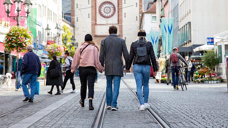 Phillip ist Student in Würzburg und lehnt monogame Beziehungen für sich ab. Für ihn kann eine Beziehung nur mit Gruppensex und Swingerpartys funktionieren. Phillip ist Student in Würzburg und lehnt monogame Beziehungen für sich ab. Für ihn kann eine Beziehung nur mit Gruppensex und Swingerpartys funktionieren.