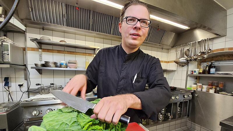 Marco Schneider mit Bamberger Wirsing, der mit japanischen Aromen zu ungewöhnlichen Gerichten verarbeitet wird. Das  „Kuro Neko“, benannt nach der schwarzen Glücksbringer-Katze  der Japaner, hat ab sofort geöffnet.