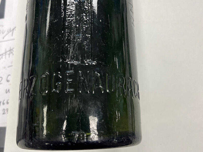 Die Feuerwehr Burgstall fand diese Hubmann-Bierflasche von 1970 k&uuml;rzlich beim Flurr&auml;umen.