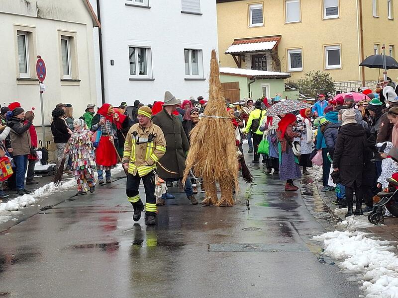 Ganz sch&ouml;n was los in Geisfeld: alle Impressionen vom Faschingsumzug!