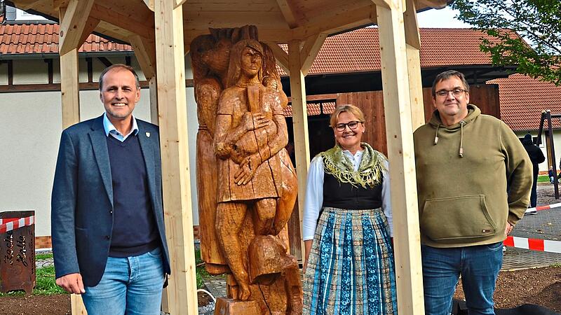 Die Holzskulptur der sagenumwobenen „Knellesjungfern“ von Erwin Fehn hat in einem Pavillon vor der Zecher-Halle ein neues Zuhause gefunden. Darüber freuen sich, von links, Bürgermeister Daniel Weißerth, die Vorsitzende des Volkstrachtenvereins „Ze... Die Holzskulptur der sagenumwobenen „Knellesjungfern“ von Erwin Fehn hat in einem Pavillon vor der Zecher-Halle ein neues Zuhause gefunden. Darüber freuen sich, von links, Bürgermeister Daniel Weißerth, die Vorsitzende des Volkstrachtenvereins „Ze...