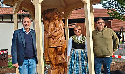Die Holzskulptur der sagenumwobenen „Knellesjungfern“ von Erwin Fehn hat in einem Pavillon vor der Zecher-Halle ein neues Zuhause gefunden. Darüber freuen sich, von links, Bürgermeister Daniel Weißerth, die Vorsitzende des Volkstrachtenvereins „Ze... Die Holzskulptur der sagenumwobenen „Knellesjungfern“ von Erwin Fehn hat in einem Pavillon vor der Zecher-Halle ein neues Zuhause gefunden. Darüber freuen sich, von links, Bürgermeister Daniel Weißerth, die Vorsitzende des Volkstrachtenvereins „Ze...