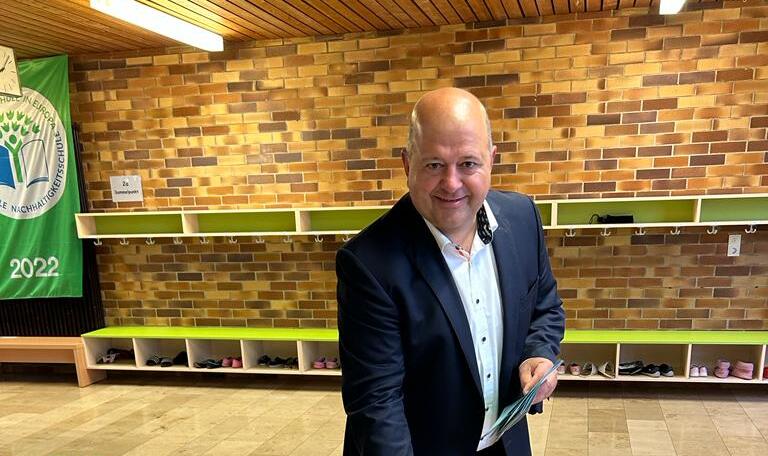 Schon um 8 Uhr hat MdL Holger Dremel (CSU) seine Stimme in der Kilian-Grundschule Sche&szlig;litz abgegeben.