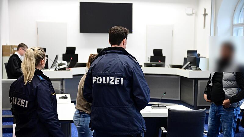 Zwei Polizisten nehmen den Zeugen noch im Gerichtssaal fest. Zwei Polizisten nehmen den Zeugen noch im Gerichtssaal fest.