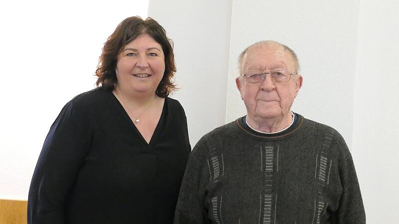 Für 30-jährige Mitgliedschaft wurde Edmund Helfrich geehrt. Ihm gratuliert Bürgermeisterin Katja Habersack.