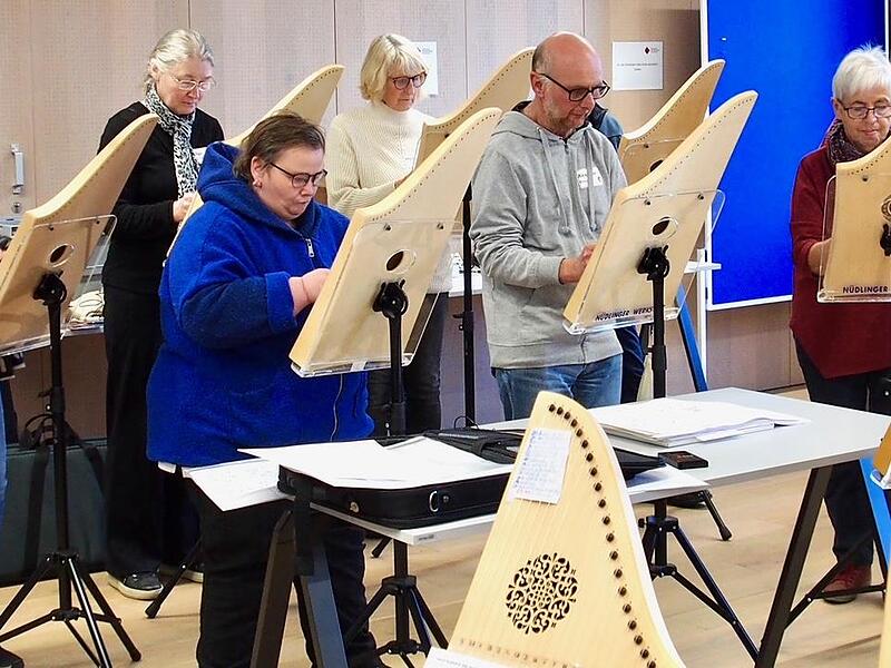 Die Dozentin Petra Helfrich brachte Spielerinnen und Spielern mit und ohne Handicap, zum gemeinsamen Musizieren zusammen.