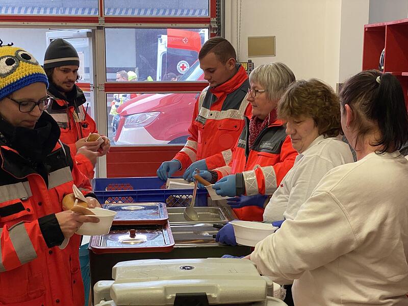 Die BRK-Schnelleinsatzgruppen Betreuung und Verpflegung hatten im Feuerwehrgerätehaus eine Verpflegungsstelle aufgebaut. Hier gab es für die Einsatzkräfte warme Getränke und warme Speisen.